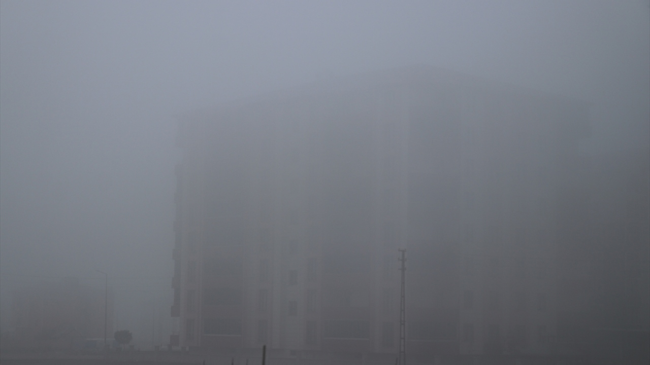 Şehirde soğuk hava sebebiyle de araçların camları buz tuttu. Vatandaşlar ev ve iş yerlerine gitmekte güçlük çekti.