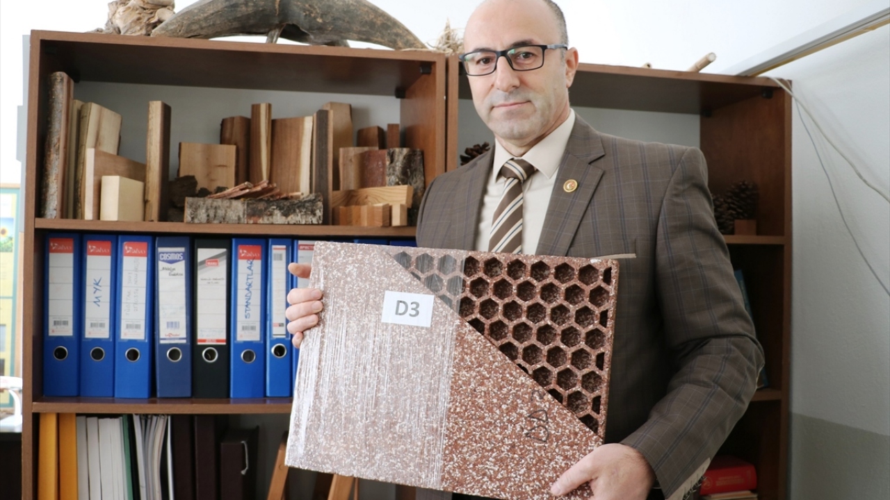 Dr. Öğr. Üyesi Fatih Tuncay Efe, yaptığı açıklamada, projeyi orman atıklarından çam kabuğunun değerlendirilmesi üzerine kurduklarını söyledi.