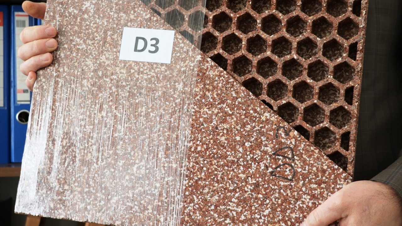 Efe, kesim yapıldıktan sonra tomruk üretimi sırasında böcek istilasına karşı soyularak ormanda bırakılan çam kabuklarının, yakacak olarak bile pek değerinin olmadığını anlattı.