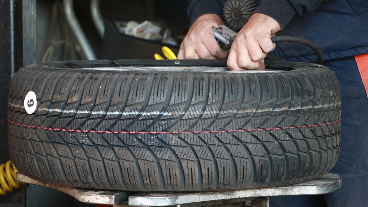 Bazı sürücülerin işlerini son güne bırakmaları dolayısıyla yoğunluk yaşadıklarını dile getiren El, son 15 gündür yoğun bir tempo ile çalıştıklarını söyledi.