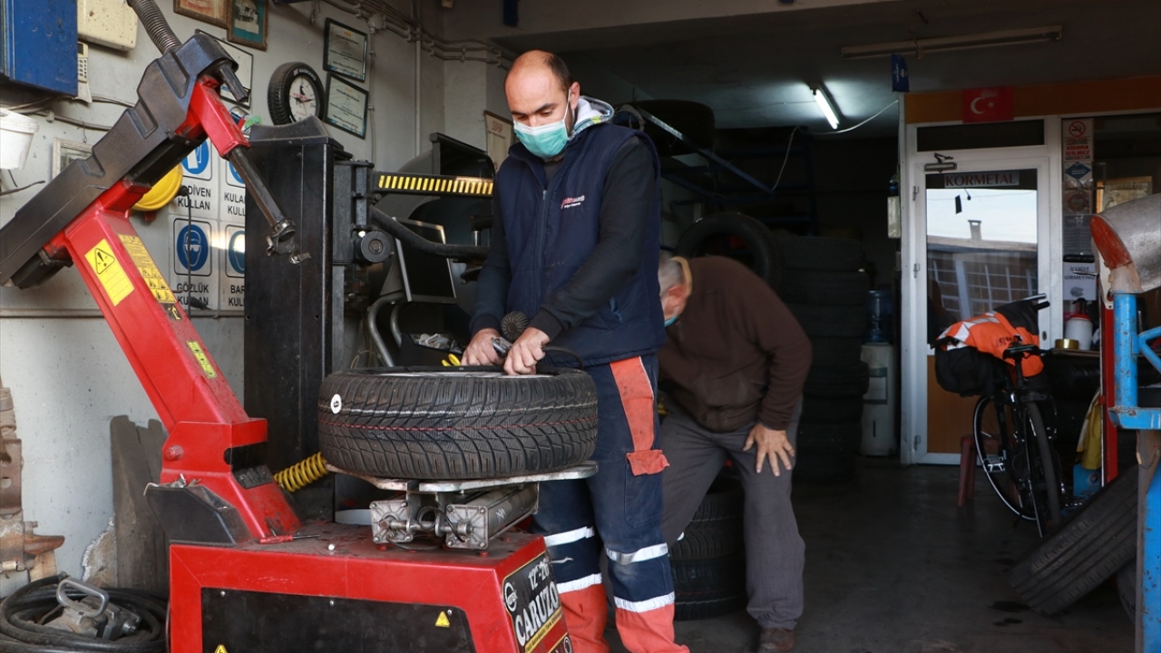 Oto lastikçisi Emrah El, yaptığı açıklamada, kış lastiği zorunluluğunun yarın başlayacağını anımsattı.
