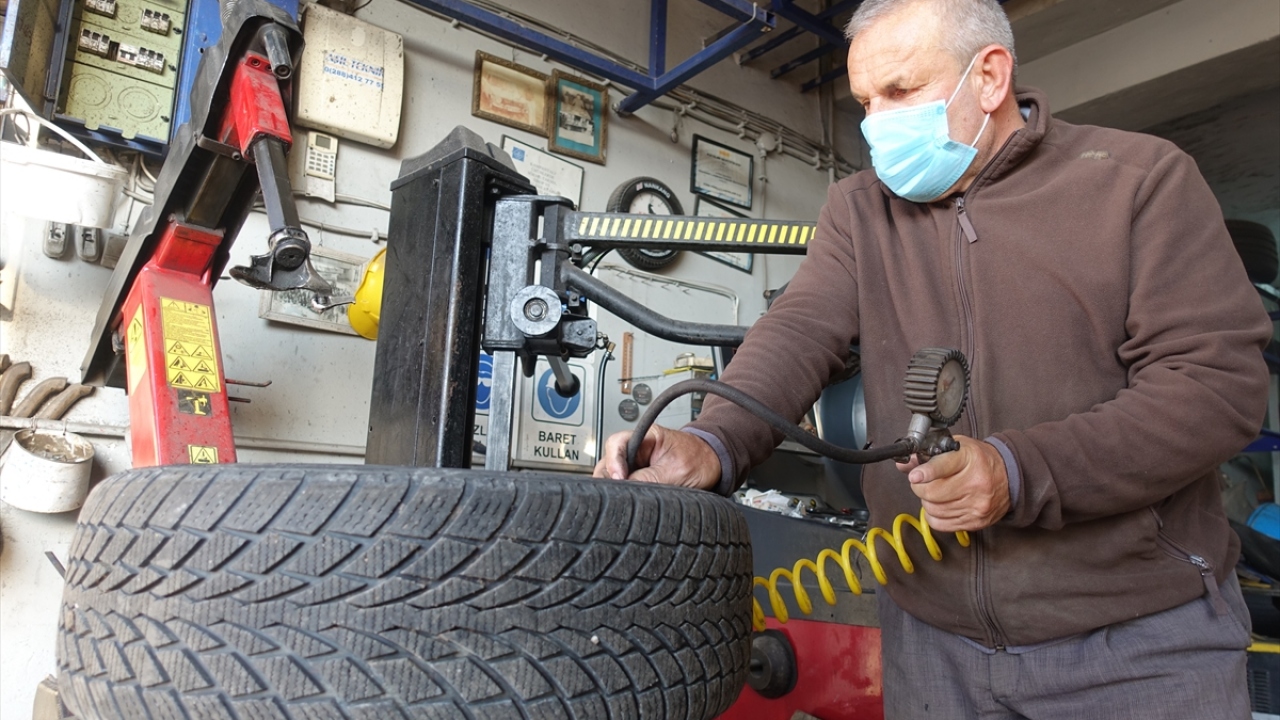 Bölgede kış şartlarının oldukça ağır geçtiğini hatırlatan El, günde yaklaşık 40 - 50  aracın lastik değiştirdiklerini belirtti.