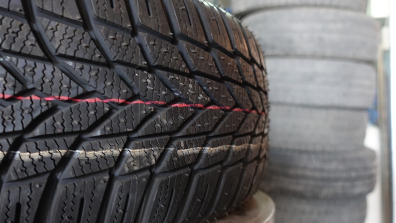 Türkiye Şoförler ve Otomobilciler Federasyonu (TŞOF) Başkan Vekili Ali Fuat Şeker ise kış lastiğinin hayati önem taşıdığını belirtti.