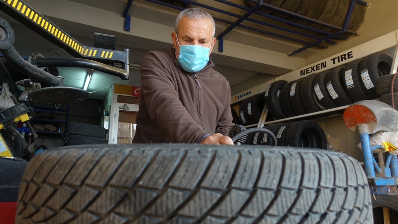 Tüm sürücülerin bir an önce araçlarına kış lastiği taktırması önerisinde bulunan Şeker, şunları kaydetti: