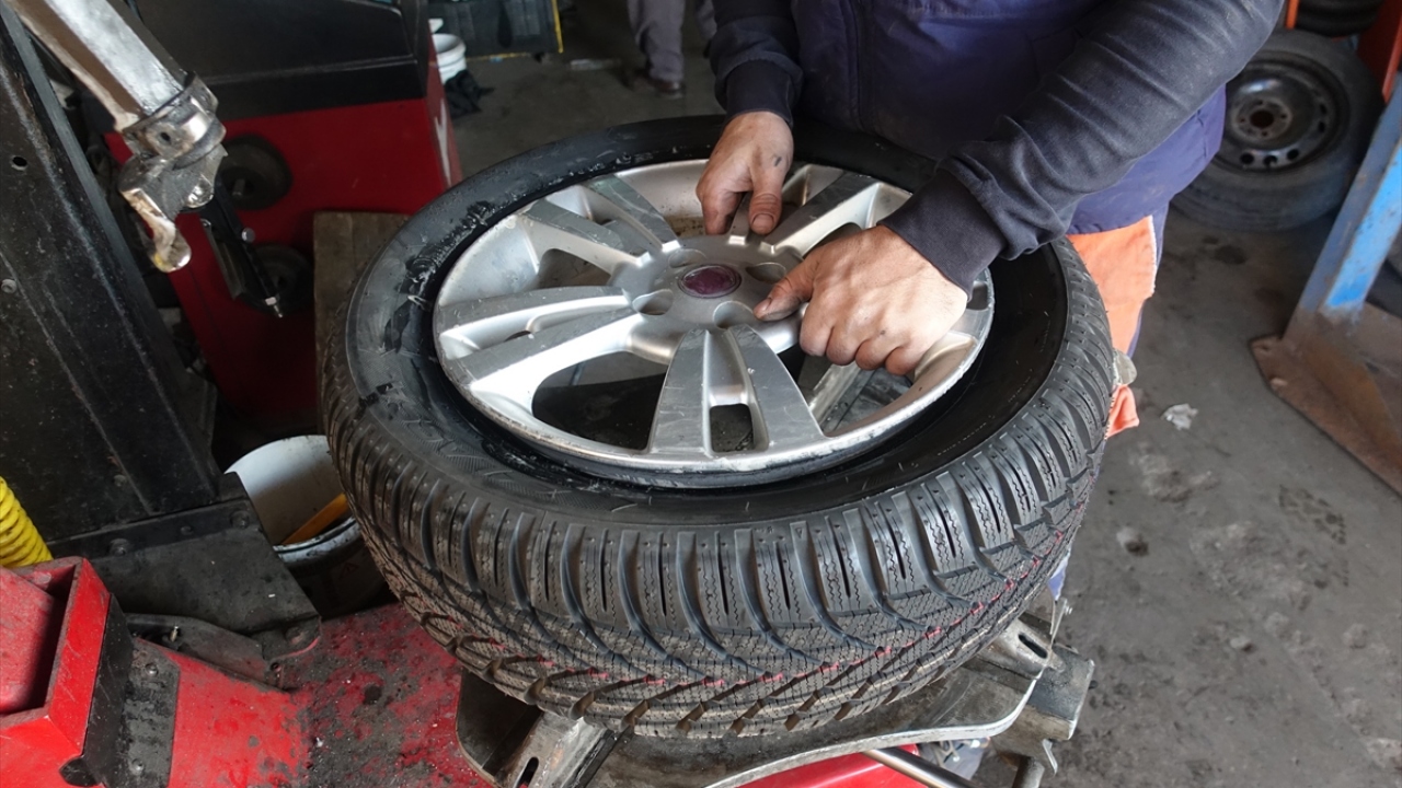 Kış lastiği alınırken dikkat edilmesi gerekenlere de dikkati çeken Şeker, kaliteye önem verilmesi gerektiğini sözlerine ekledi.