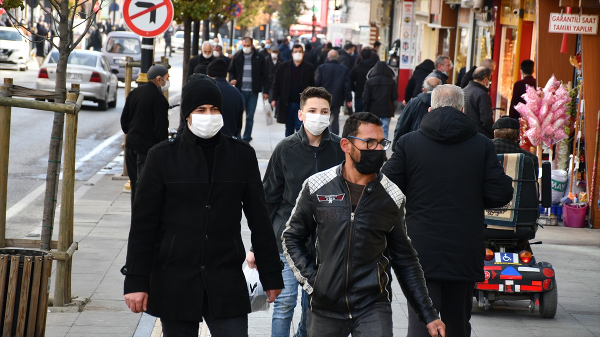 Kısıtlamanın saat 05:00`de sona ermesinin ardından başta tarihi Kent Meydanı olmak üzere ana cadde ve sokaklarda oluşan kalabalık dikkati çekti.