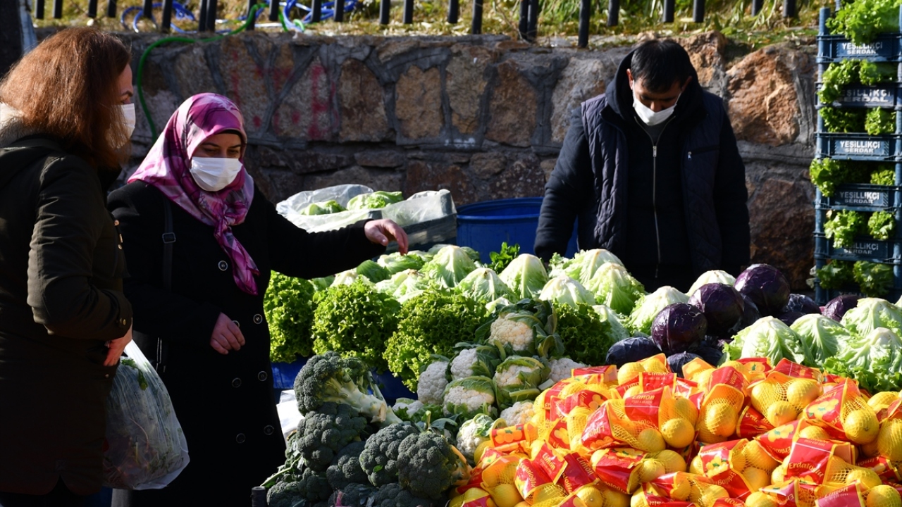 Kısıtlamanın bitmesiyle ihtiyaçlarını karşılamak için market ve semt pazarlarına giden vatandaşlar yoğunluk oluşturdu.