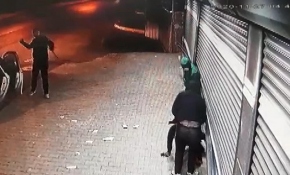 Komşular şişe, hırsız ise taş attı