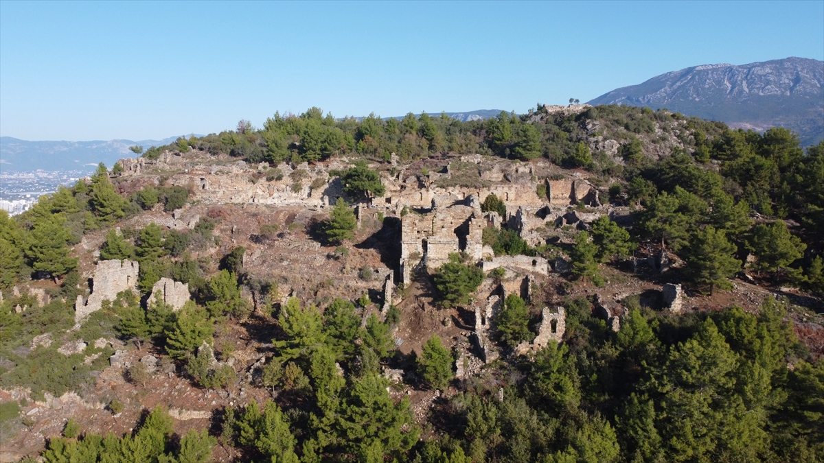 Seki Mahallesi`ndeki bulunan Syedra Antik Kenti`nde, Kültür ve Turizm Bakanlığı, Kültür Varlıkları ve Müzeler Genel Müdürlüğü izni ve desteğiyle çalışmalar sürüyor.