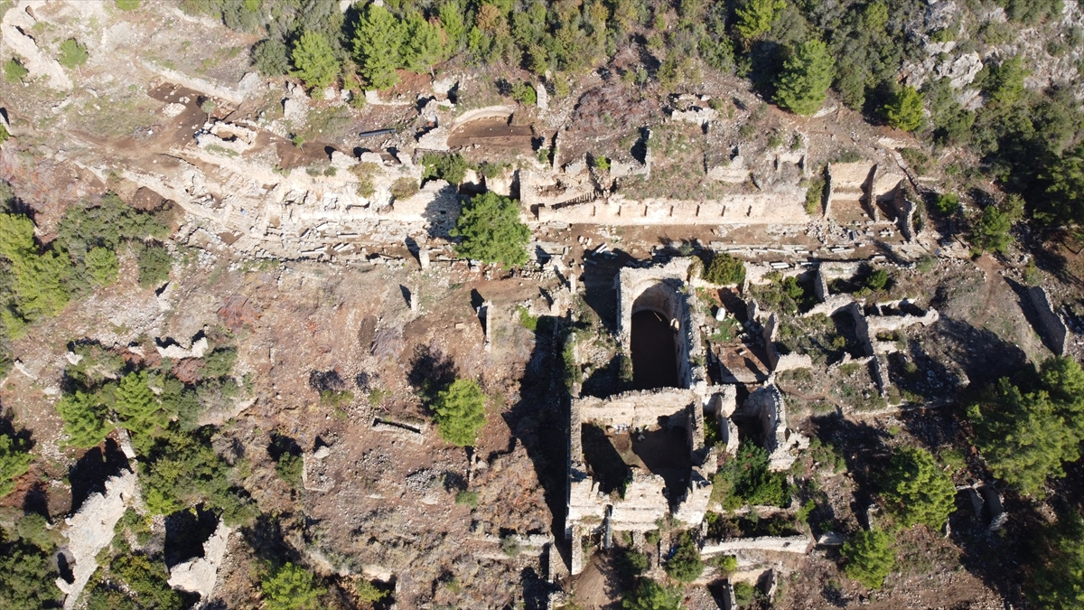Karamanoğlu Mehmetbey Üniversitesi Edebiyat Fakültesi Arkeoloji Bölümü Öğretim Üyesi ve Syedra Antik Kenti Kazı Başkanı Doç. Dr. Ertuğ Ergürer, yaptığı açıklamada, Syedra`nın, Kilikya bölgesinin en önemli kentlerinden biri olduğunu söyledi.