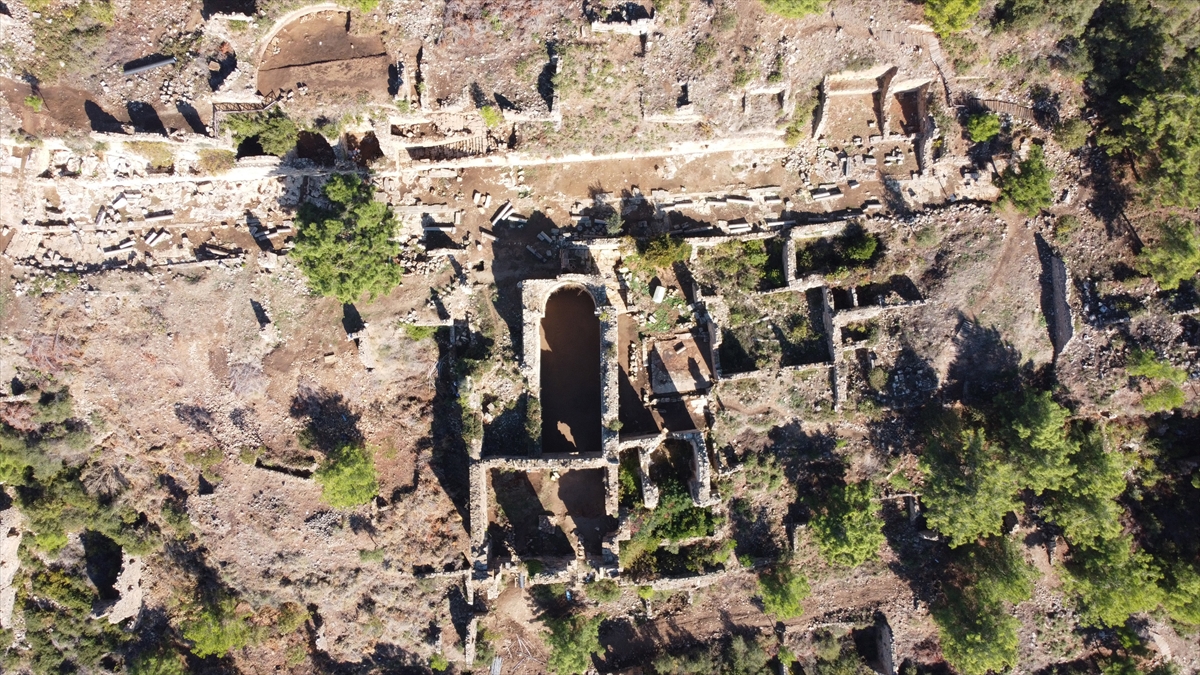 Kentin geneline baktıklarında Roma ve Bizans mimarisinin ağırlıklı olduğunun görüldüğünü vurgulayan Ergürer, Anadolu Selçuklu`ya ait seramik parçalarını da son kazılarda bulduklarını bildirdi.