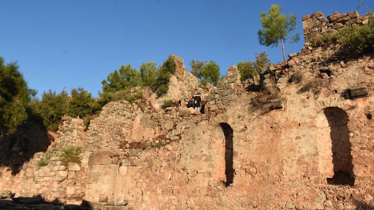 Kentteki bazı yapıların işlevlerini henüz çözemediklerine değinen Ergürer, kentin en iyi korunmuş yapısı hamam bölgesinde kazı çalışmalarının yoğunlaştığını söyledi.
