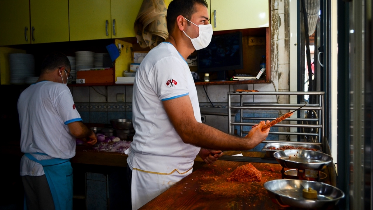 İlçede yaşayan 58 yaşındaki Yusuf Doğaroğlu, babası ile amcalarının 1918 yılında çırak olarak başlayıp, sonrasında işletmeciliğini aldıkları dükkanda kebapçılık geleneğini oğlu Saygın Doğaroğlu (fotoğrafta) ile sürdürüyor.