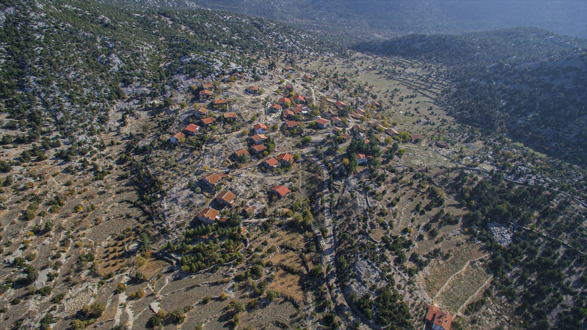 Belenalan Mahallesi`nde 94 yıl önce yöreye özgü mimari tekniği olan "düğmeli ev" biçiminde inşa edilen ve yıllarca okul olarak hizmet veren iki katlı bina, bir süre dokuma fabrikası olarak da kullanıldı.