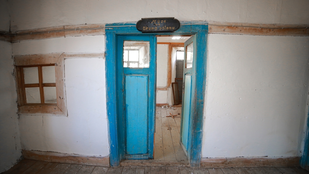 Turizme kazandırılması planlanan uzun süredir atıl durumdaki okulun restorasyon çalışmaları başladı. 