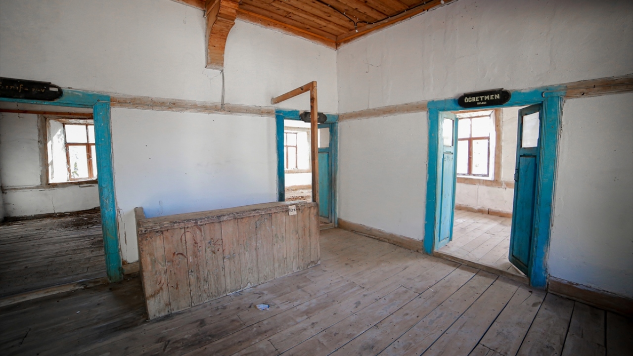 Akseki Belediye Başkanı İbrahim Özkan, AA muhabirine yaptığı açıklamada, okulun çürüyen ve kırılan ahşap aksamlarının onarımının başladığını söyledi.
