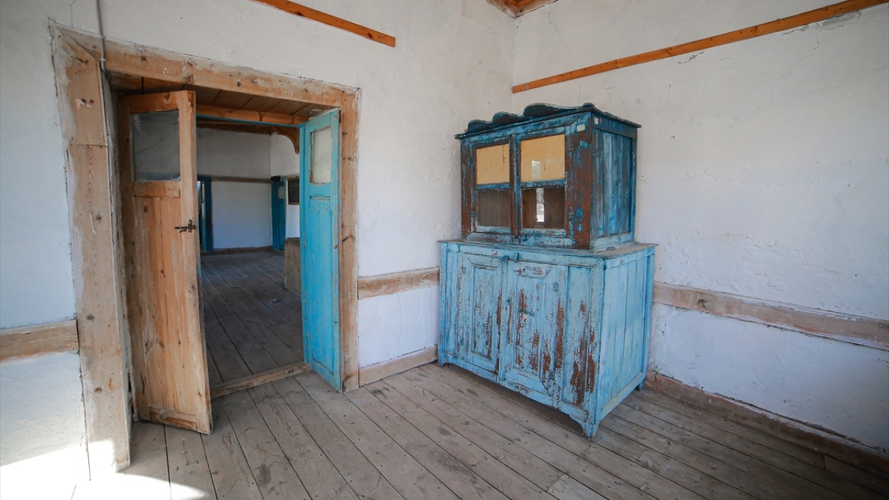 Özkan, tescilli yapının duvarlarındaki eksilen taşların ve bozulan hatılların bakım ve onarımına başlayacaklarını ifade etti.