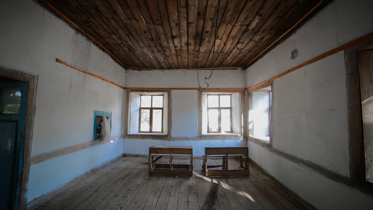 Aslına uygun malzemelerle restore ediliyor