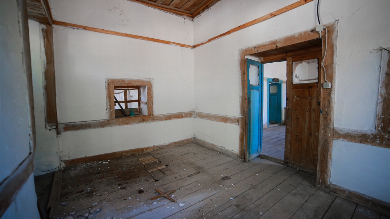 Akseki Belenalan Mahalle Muhtarı Hatice Kıymet Uz, mahallelerinin köklü bir tarihe sahip olduğunu, okulun yeniden ayağa kaldırılacak olmasından mutluluk duyduklarını kaydetti.