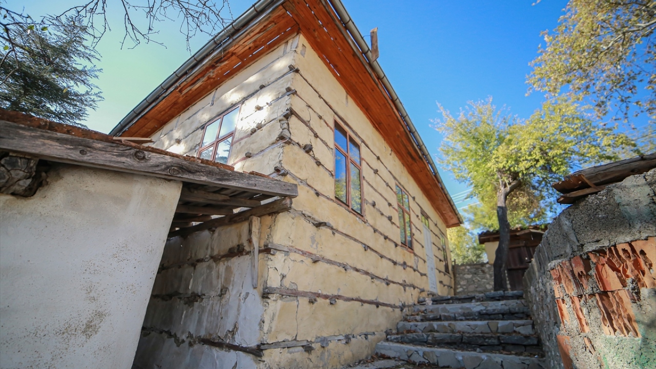 Belenalan Okulu`ndan mezun olan 91 yaşındaki Mediha Uz ise okulda eskiden 40-50 civarında çocuğun aynı anda okuduğunu, bazı öğrencilerin kilometrelerce karda yürüyerek okula ulaştıklarını dile getirdi.
