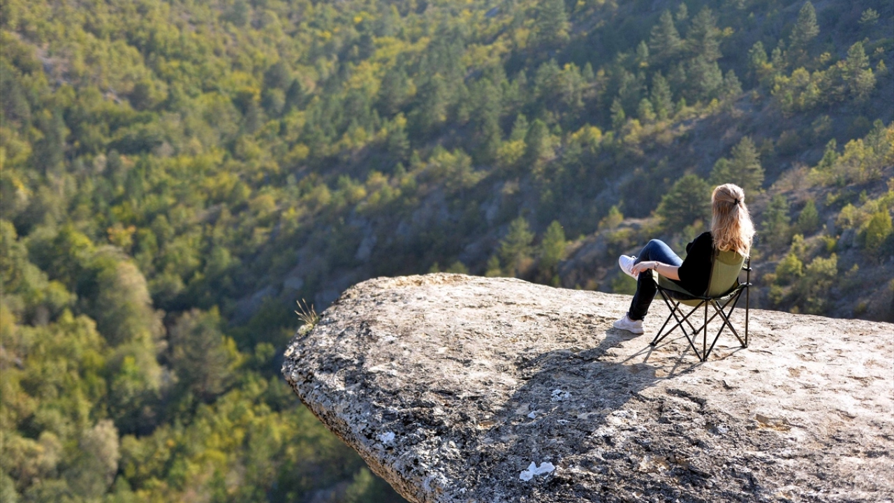 Dünya Doğayı Koruma Vakfı tarafından "Acil olarak korunması gereken 100 sıcak noktadan biri" olarak gösterilen Yenice ilçesindeki ormanlar, içinden geçen ve kıvrımlı yollarıyla doğaseverlere görsel şölen sunuyor.