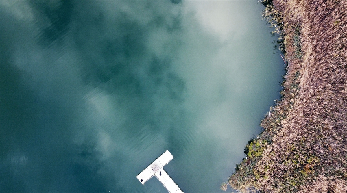 Ovacık ilçesindeki çam, meşe, dağ kavağı ve ıhlamur ağaçları arasında ki Karagöl Tabiat Parkı da sonbahar renkleriyle ziyaretçilerini büyülüyor.