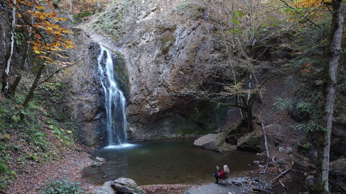 Tabiat parkı, yaklaşık 20 metrelik şelalesiyle de insanları izlerken dinlendiriyor.