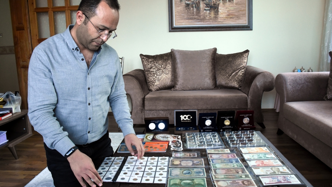 Babasından devraldığı para koleksiyonunu ilk günkü heyecanla muhafaza eden Arık, Cumhuriyet Dönemi`ne ait paralardan oluşan koleksiyonu 3 yıldır profesyonel koleksiyoner olarak geliştirmeye çalışıyor.