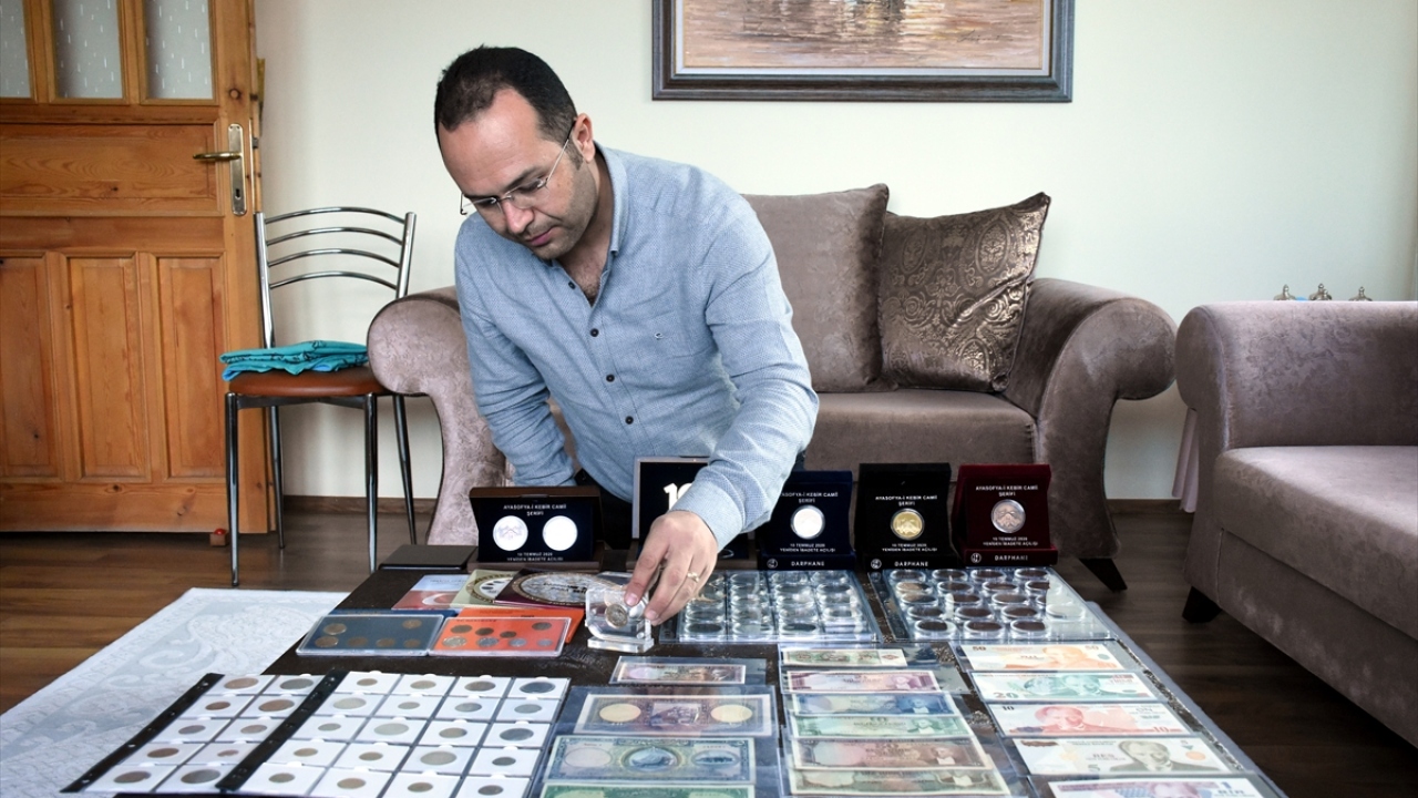 Sarız ilçesinde terzilik yapan babasının 1990 yılına kadar müşterilerden aldığı paralardan biriktirerek oluşturduğu koleksiyonu devralan Arık, yaklaşık 30 yıldır baba mirasına gözü gibi bakıyor.