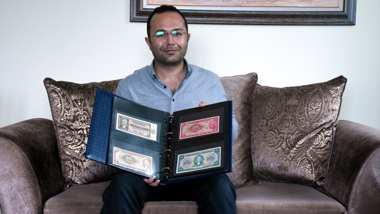 Koleksiyonda yer alacak paraları temin etmenin farklı yolları olduğunu aktaran Arık, "Elimde kağıt, madeni ve hatıra olmak üzere 1000`e yakın para var. Bunların içerisinde tarihi açıdan bizim için dönüm noktası olan paralar var." dedi.