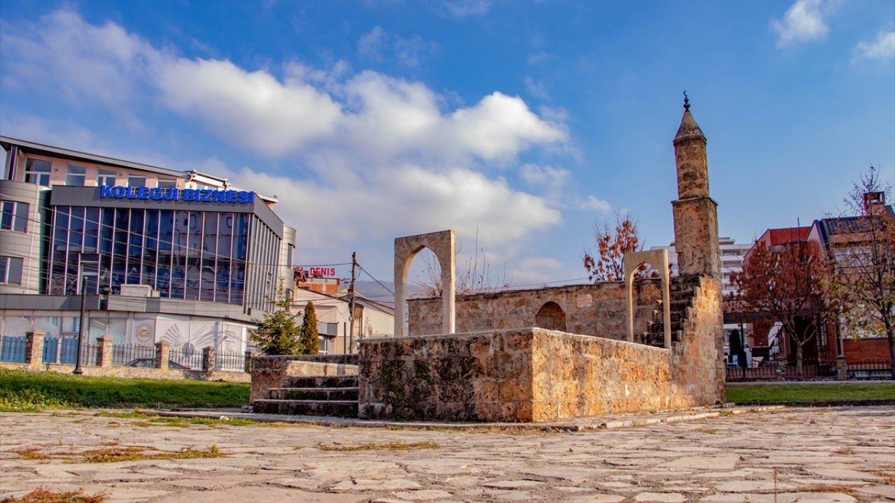 Osmanlı Devleti`nin 500 yıla yakın hüküm sürdüğü ve bugün bağımsız bir ülke olan Kosova`nın hemen her köşesinde Osmanlı dönemine ait eserler görmek mümkün.