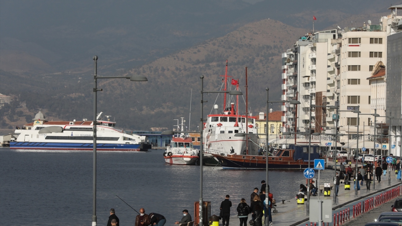 Kentte Konak Meydanı, Kemeraltı Çarşısı ve Kordonboyu gibi bölgelerde insan yoğunluğu gözlendi.