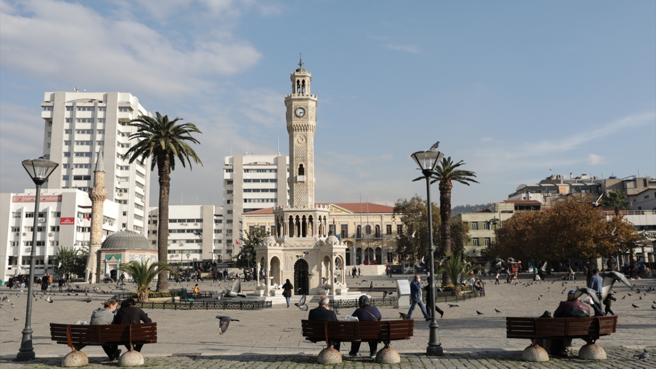 Vatandaşların büyük çoğunluğunun maske kuralına uyduğu görülürken sosyal mesafe kuralı ise yoğunluk nedeniyle zaman zaman ihlal edildi. 