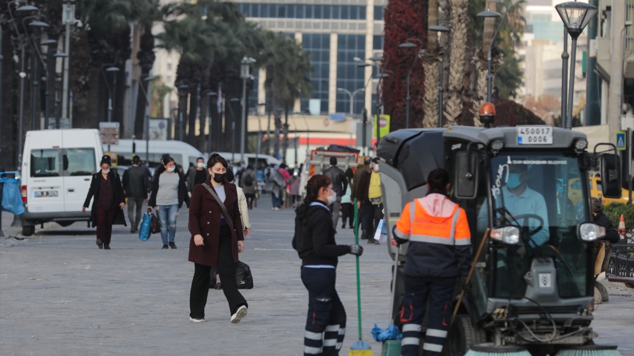 Güneşli havanın etkisiyle özellikle öğleden sonra sahil bandı ve parklarda kalabalığın artması nedeniyle polis ekipleri, tedbirlere yönelik denetim ve uyarılarda bulundu.