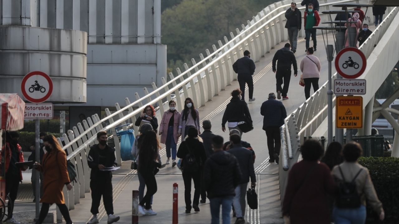 İnternet üzerinden de yapılabilen eşleştirme işleminde kart sorunu yaşayan veya interneti olmayan vatandaşların yaptığı başvurular sırasında sosyal mesafenin ihlal edildiği görüldü.  