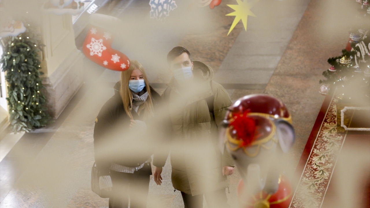 Rusya Merkez Bankası tahminlerine göre, geçen yıl yüzde 1,3 büyüyen ülke ekonomisinin bu yıl yüzde 4,5 ile 5 arasında küçülmesi bekleniyor.