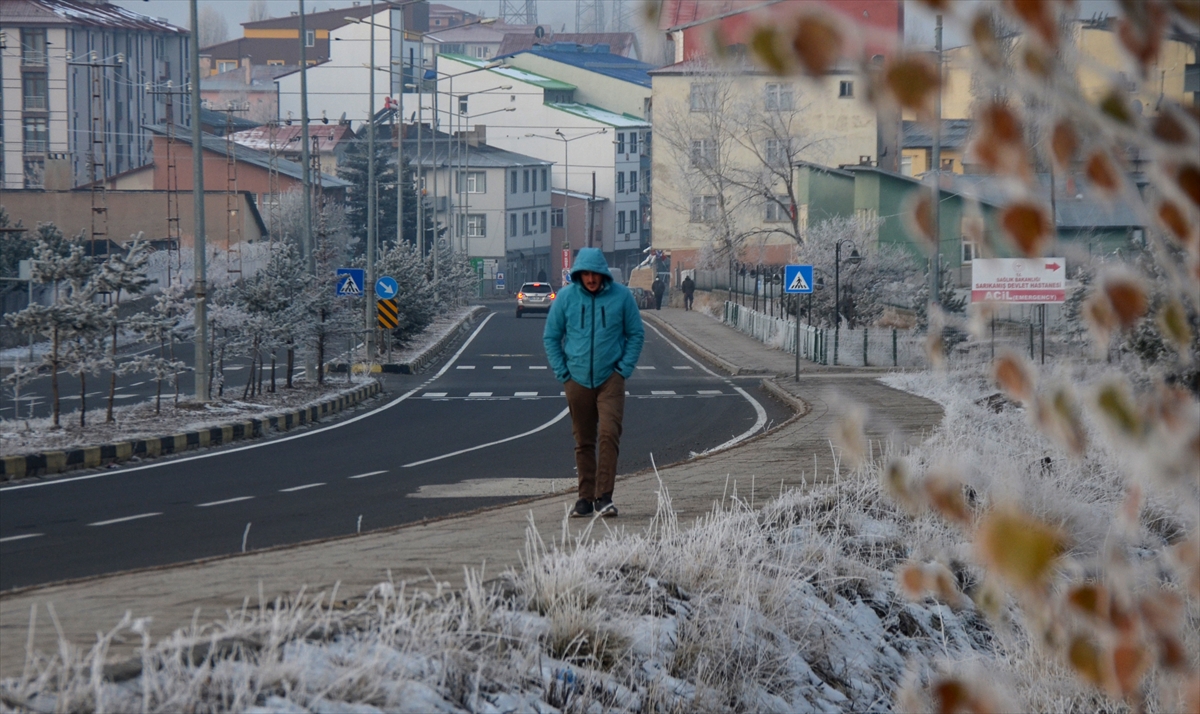 Kars`ta etkili olan sis, ulaşımda aksamalara yol açtı. Sis nedeniyle sürücüler zor anlar yaşadı.