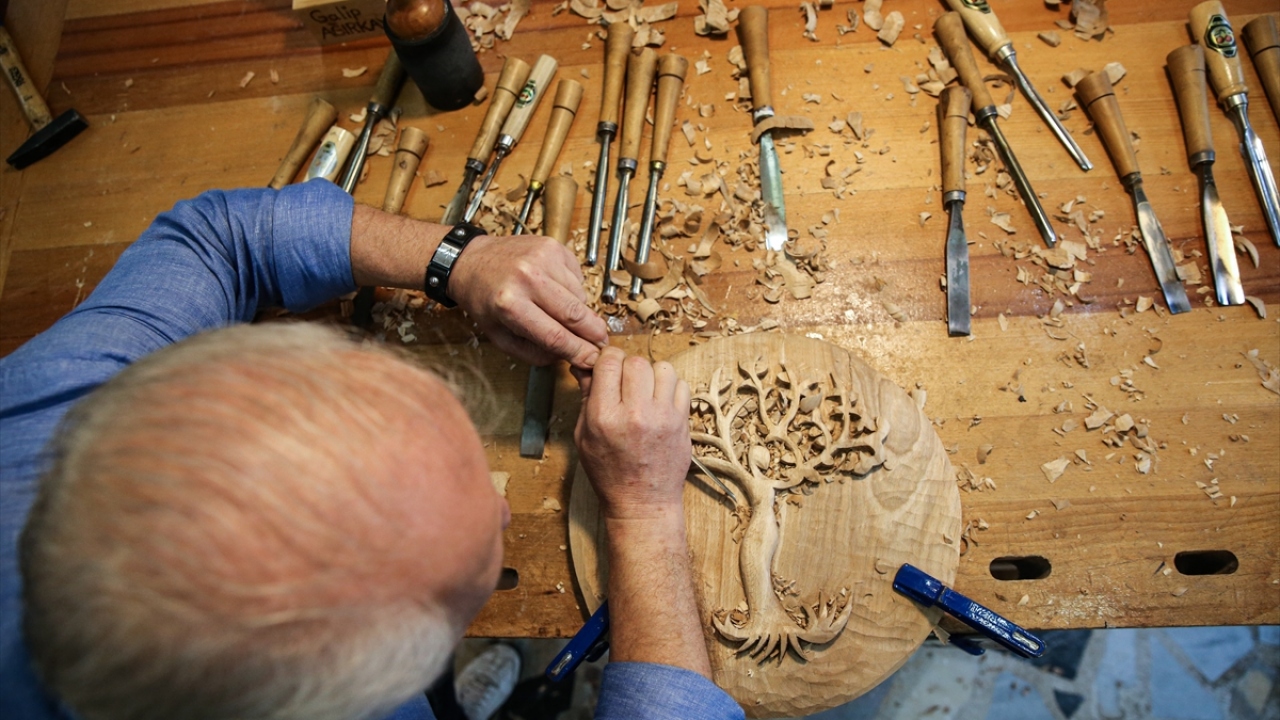Kalfalıktan ustalığa geçişini Haydarpaşa Tren Garı`nın restorasyonu ile yapan Galip Ağırkaya, teknolojinin gelişmesiyle bu rekabete yenik düşerek ustası ile çalıştığı atölyeyi kapattı.