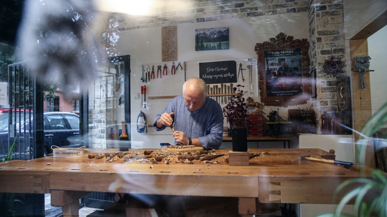 Bu mesleğe de 28 yılını veren Ağırkaya, emekli olduktan sonra yıllarca gönül verdiği ahşap sanatına dönme kararı aldı.