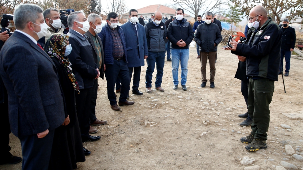 Tarım ve Orman Bakanı Bekir Pakdemirli, Bünyan ilçesi Kahveci Mahallesi`nde 25 Kasım`da çıkan yangında hayvanları telef olan Sayım Demir`e 8 büyükbaş hayvanın teslim törenine Ankara`dan video konferans yöntemiyle katıldı.