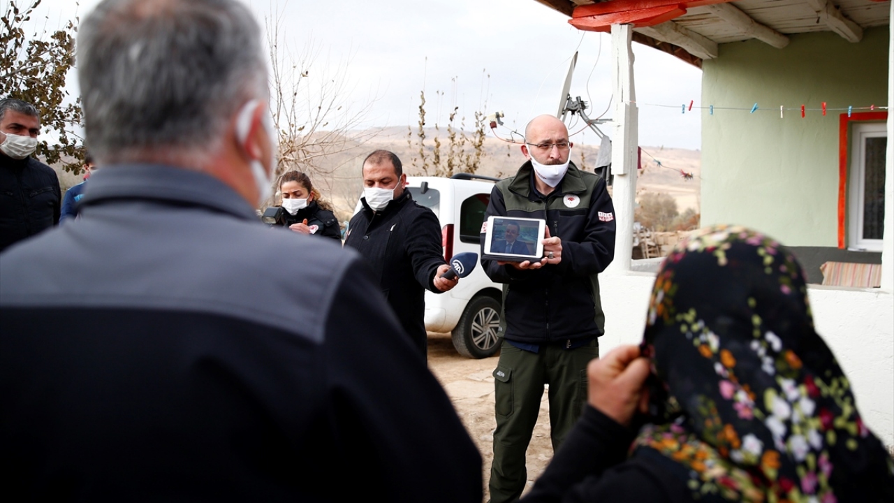 Bakan Pakdemirli, hayvanları telef olan besiciye geçmiş olsun dileklerini iletti.