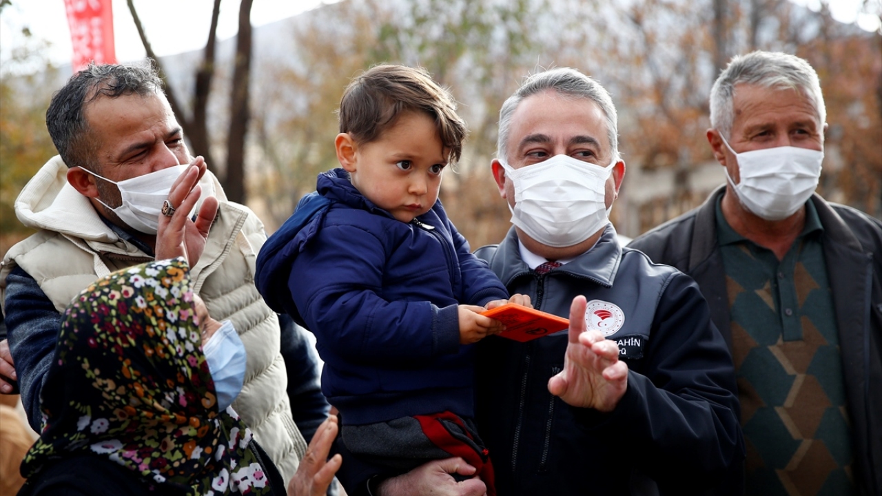İl Tarım ve Orman Müdürü Mustafa Şahin, çiftçi ailenin olayın ardından döktüğü gözyaşlarının kendilerini çok etkilediğini belirterek, devletin şefkatli eliyle mağduriyetin giderildiğini belirtti.
