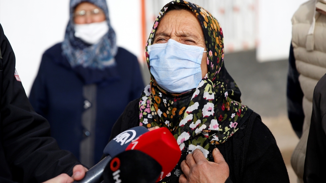 Demir`in eşi Zehra Demir de "Bayrağımız inmesin, ezanımız dinmesin. Devletimiz elimizden tutuyor, yaralarımızı sarıyor. Devlet yanımızda. Türkiye`de yansak da kalksak da mutluyuz." diye konuştu.