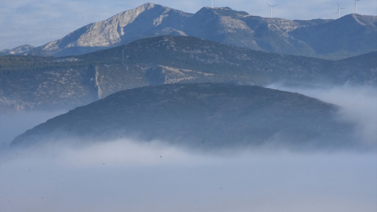 Yüksek kesimlerde daha çok görülen sis, Muğla`yı çevre illere bağlayan kara yollarında görüş mesafesini 15 metreye kadar düşürdü.