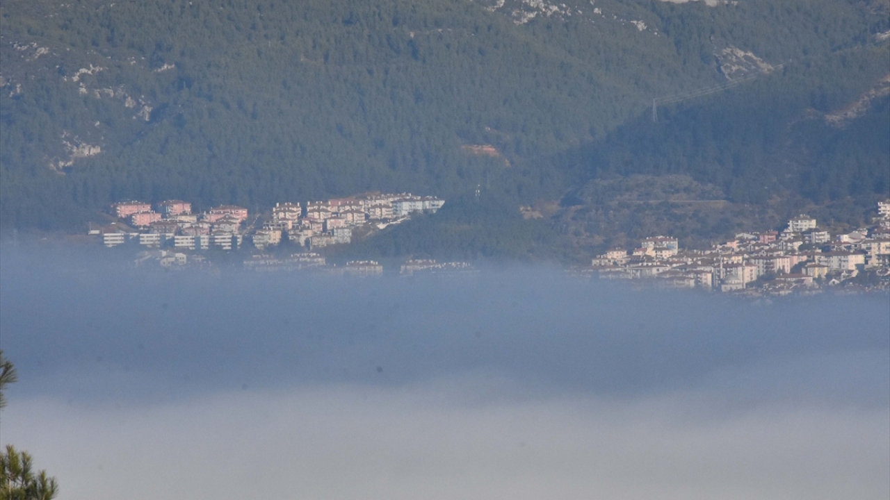 Merkez ilçe Menteşe`nin üzerini kaplayan sis, fotoğraf tutkunları için güzel görüntüler oluşturdu.