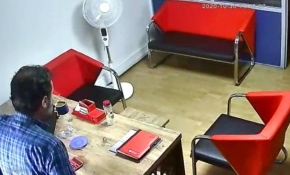 Depremden yeni görüntü: Kahvesini içti, sakinliğiyle dikkat çekti