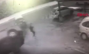 Takla atan aracın altında kalmaktan son anda kurtuldu