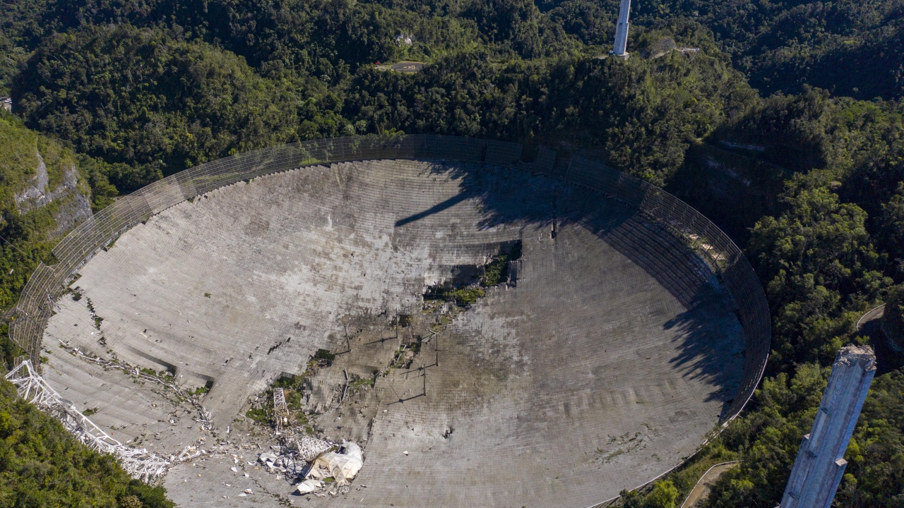 Arecibo`daki radyo teleskobu, küçük gezegen olarak nitelenen gökcisimleri asteroitlerin doğrudan görüntüsünü alan ilk teleskop unvanını taşıyordu. 