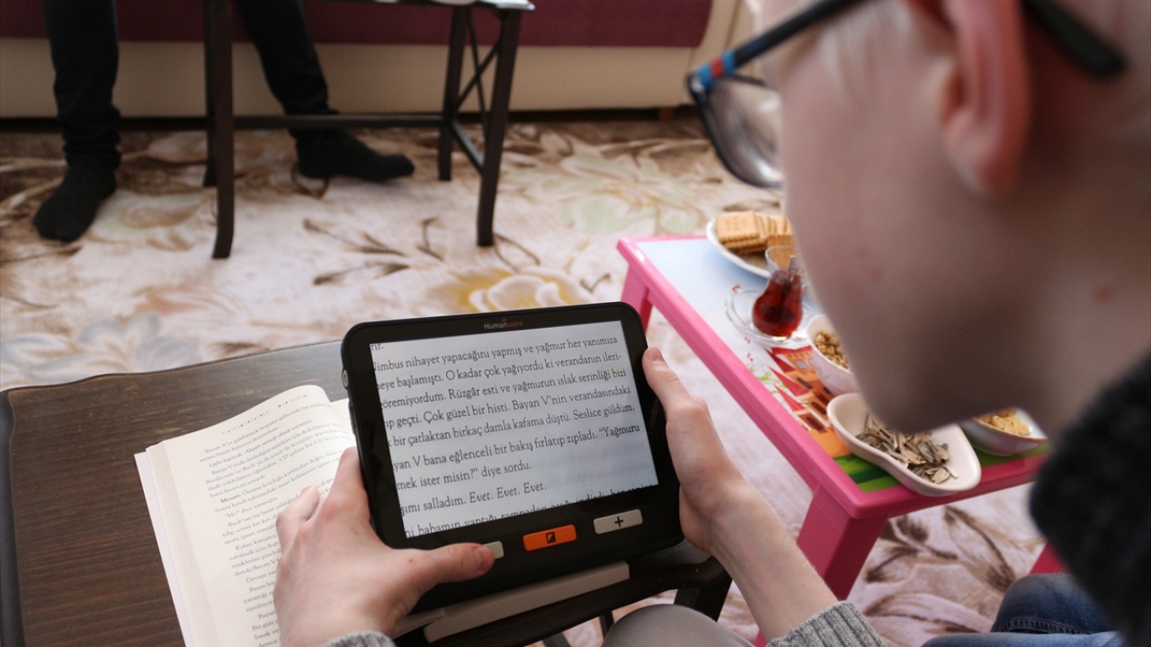 Albinizm hastası Hüseyin Ali azmiyle örnek oluyor