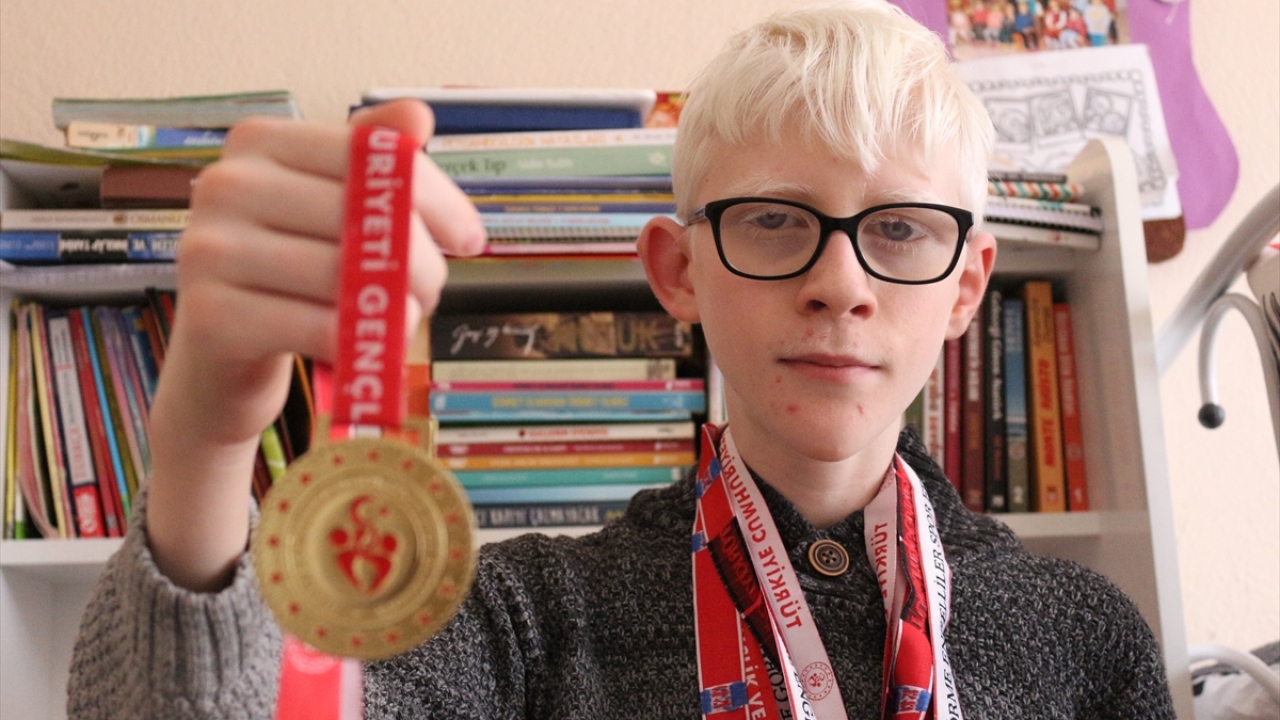 Net göremediği için karşıdan karşıya geçerken zorluk yaşadığını paylaşan Hüseyin Ali, şöyle devam etti: